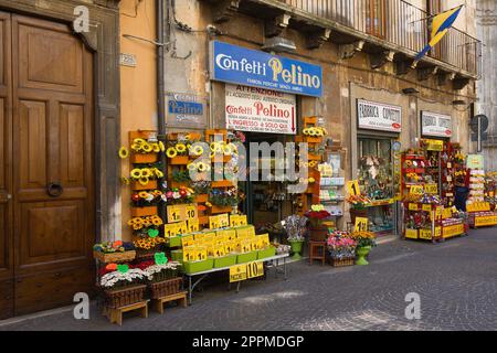 Sulmona, L`Aquila, Italien - 25. August 2022: Ein Geschäft, das Confetto di Sulmona verkauft, eine typische süße Spezialität der Stadt Sulmona in Italien. Stockfoto